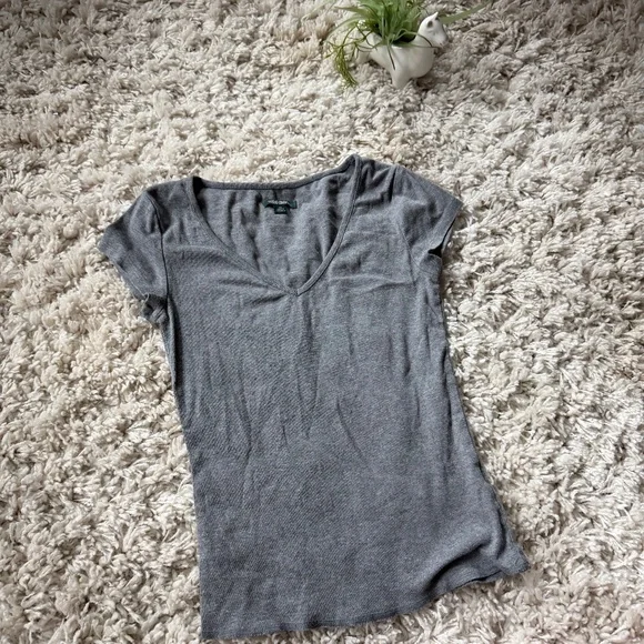 Chic Wild Fable Charcoal super cute, simplistic, minimalist, women’s V-Neck Tee - Picture 1 of 5
